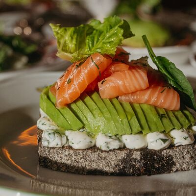 Тост с лососем, авокадо и сливочным сыром с зеленью на хлебев Salone pasta & bar по цене 1250 ₽