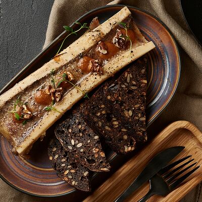 Мозговая кость с фермерским хлебом и грецким орехом в Липа гастробар по цене 450 ₽