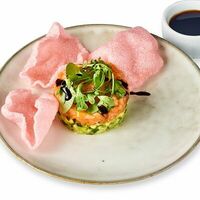 Тартар из лосося в Sushi & Poke