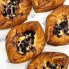 Слойка черника заварной крем в Pate по цене 800