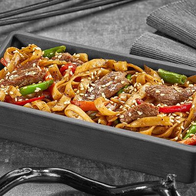 Удон с телятиной под соусом Черный перец в Суши Мастер по цене 439 ₽