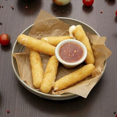 Жареный сыр с гранатовым соусом Я в Пражский по цене 590 ₽