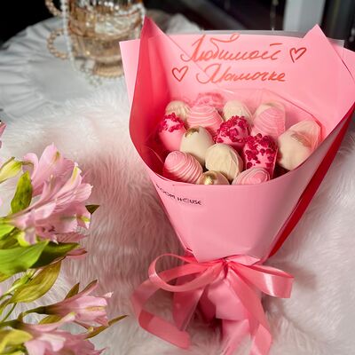 Клубника в шоколаде букет 16 ягод Любимой мамев Bloom House по цене 3100 ₽