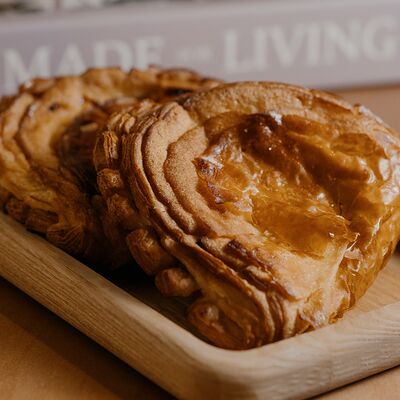 Шоссон с малиной и яблоком в Пеку Люблю по цене 260 ₽