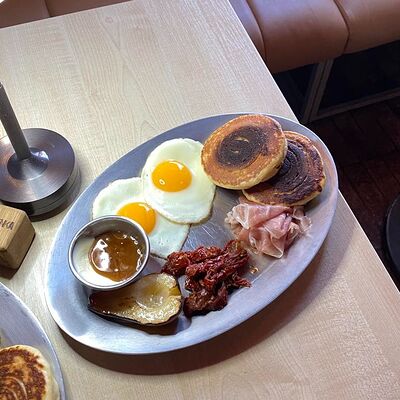 Панкейки с прошутто и грушей в Smazhenka bistro по цене 23 р.