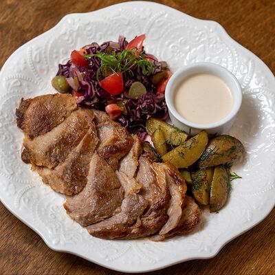 Стейк из cвинoй шеи с салатом из красной капусты и копченой сметаной в Cook cafeshop по цене 790 ₽