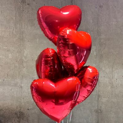 Пять фольгированных шариков Красное сердце в Клубника в шоколаде Simple Berry по цене 3950 ₽