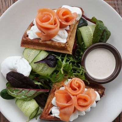 Копченый лосось и крем-чиз в BUENO cafe по цене 930 ₽