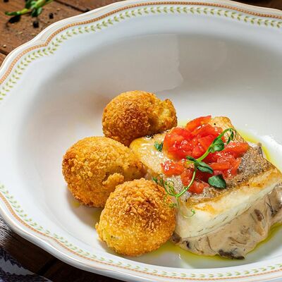 Судак с крокетами и жюльеном из грибов в Фюнамбюль по цене 1050 ₽