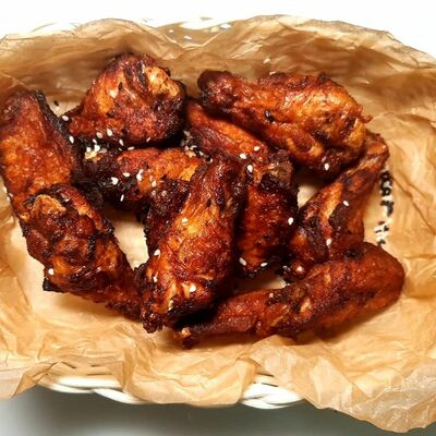 Куриные крылышки в кисло-сладком маринаде с кунжутом в Кафе-бар Лайт по цене 430 ₽