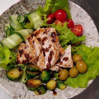 Боул салат с индейкой в Марсель кафе-кондитерская по цене 798 ₽