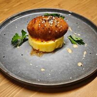 Котлета по-киевски с картофельным пюре в ATLAS BY CUISINE