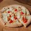 Пицца Цезарь с курицей в For by friends по цене 890