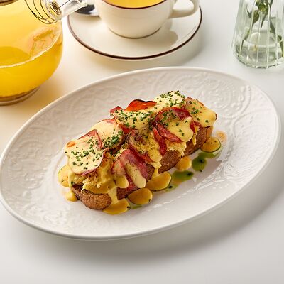 Тартин со скремблом, чоризо и сырным соусомв Lava по цене 600 ₽