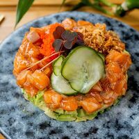 Тартар из лососяв Nikkei Sushi Premium