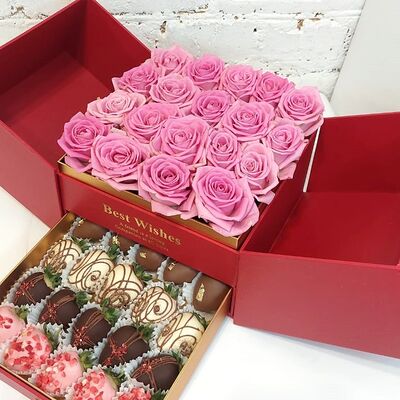 Розы с клубникой в шоколаде в красной шкатулкев Buketonline - Съедобные букеты и клубника в шоколаде по цене 12760 ₽