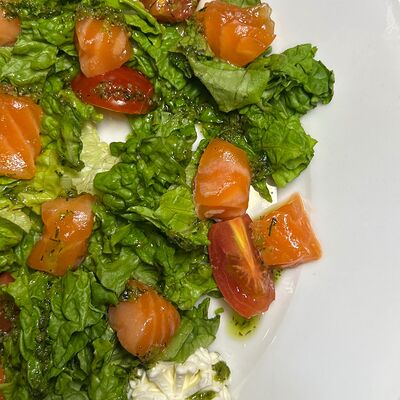 Салат с форелью и соусом песто в Камчатка по цене 599 ₽