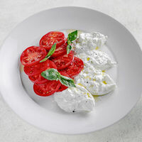 Буррата с помидорами и базиликом в Butler