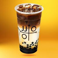 Холодный латте с карамельной тапиокой в Jinju Bubble Tea