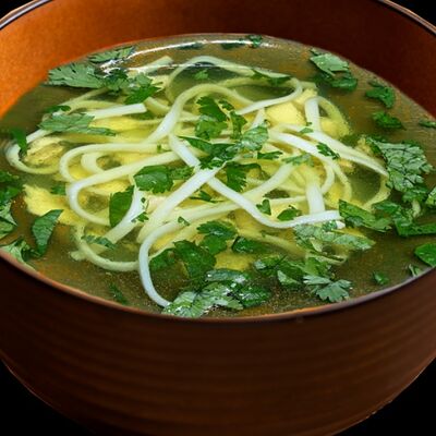 Куриный суп с лапшой в Суши-бар Тунец по цене 245 ₽