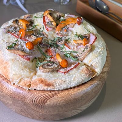 Римская пицца карбонара с грибами в Особняк по цене 725 ₽