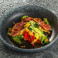 Тёплый салат с говядиной су-вид в Кухня По Соседству