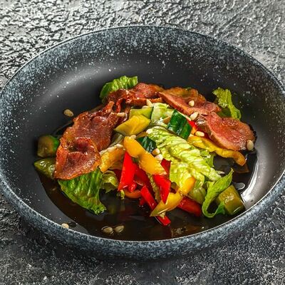 Тёплый салат с говядиной су-вид в Кухня По Соседству по цене 530 ₽