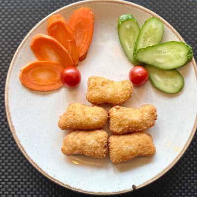 Куриные наггетсы с овощами в КафеХинкальная по цене 390 ₽