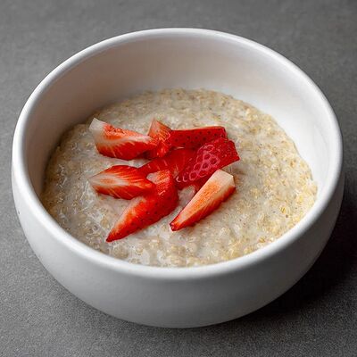 Овсяная каша с ягодами в 321 Club by Novikov по цене 650