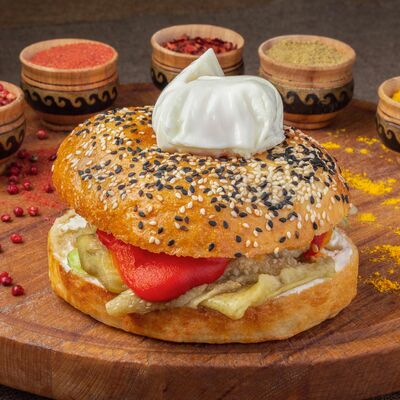 Яйцо пашот и бейгл с запеченными овощами в Пельменная по цене 240 ₽