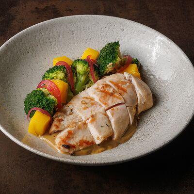 Куриная грудка с манго и брокколи в Doge по цене 790 ₽