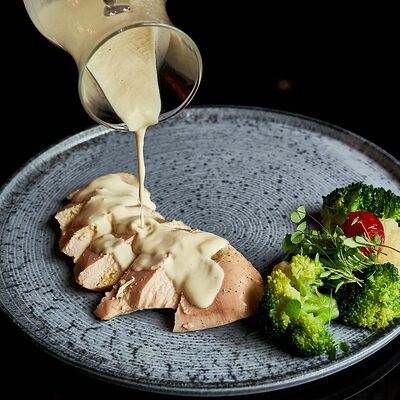 Томленая курочка с брокколи и трюфельным соусом в Chocolate по цене 620 ₽