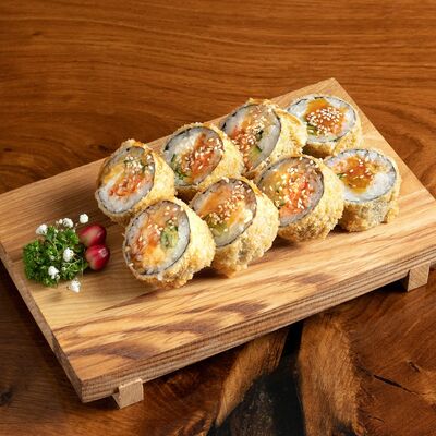 Запеченный хрустящий ролл в Sushi White Pro по цене 599 ₽