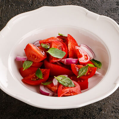 Салат из бакинских томатов с красным луком в Ginza по цене 1590 ₽