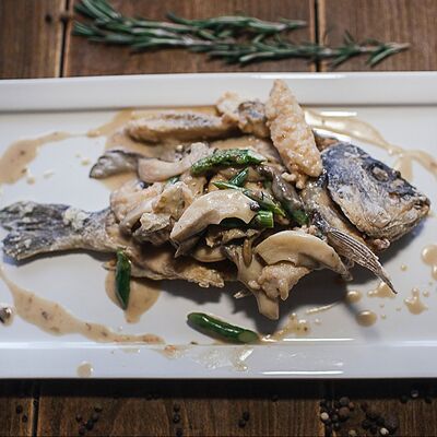 Дорадо с овощами в кокосовом соусе в Рандеву по цене 1320 ₽