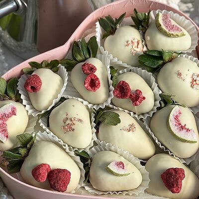 Сердце из клубники в белом шоколадев Libukett Либукетт по цене 3630 ₽