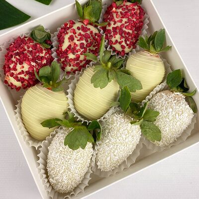 №25. 9 клубничек в белом шоколаде с полосками, кокосом и малиной в Durian Экзотические фрукты по цене 1900 ₽