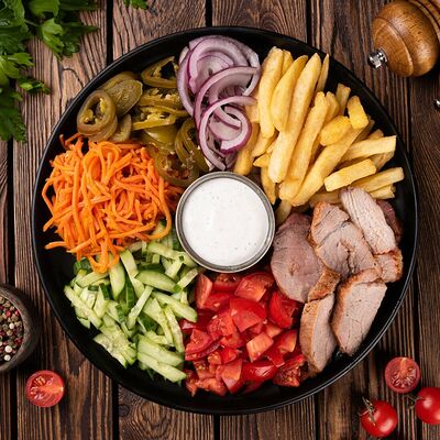 Шаверма на тарелке со свининой в Кухня 91 по цене 648 ₽