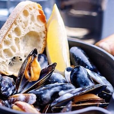 Мидии в соусе блю чиз в Volga Рак по цене 850 ₽