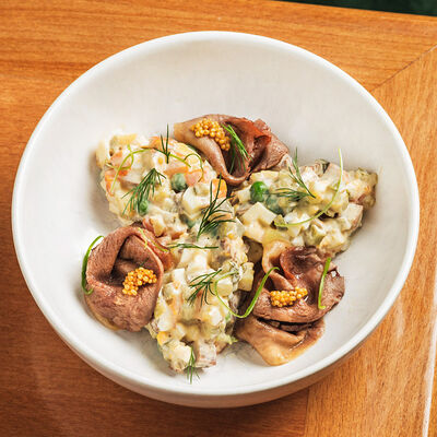 Оливье с подкопченным языком и домашним майо с хреном и маринованными зернами горчицы в Булгаков по цене 590 ₽