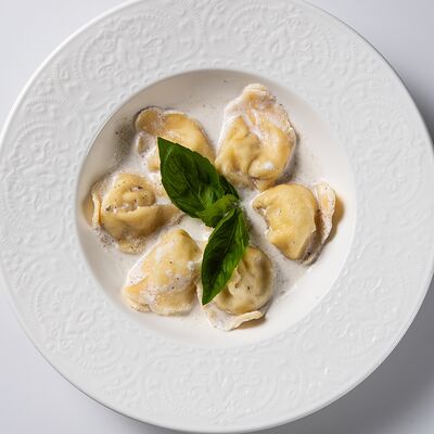 Равиоли с курицей в сливочном соусе в Итальянцы по цене 539 ₽