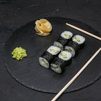 Классический ролл с огурцом в Rolls