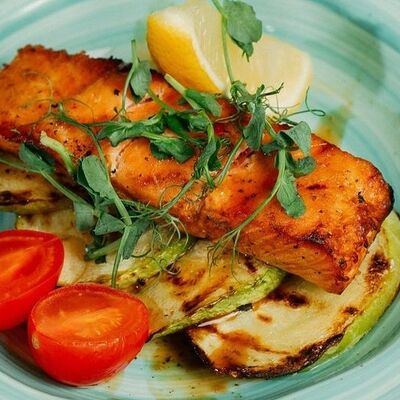 Стейк из лосося с кабачком и тайским соусом в Хочу и буду по цене 933 ₽