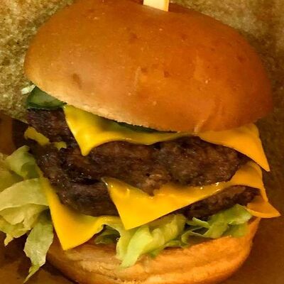 Двойной Чизбургер Блэк Ангус с двумя котлетами и тремя слайсами сыра в Steak Me Truck по цене 959 ₽