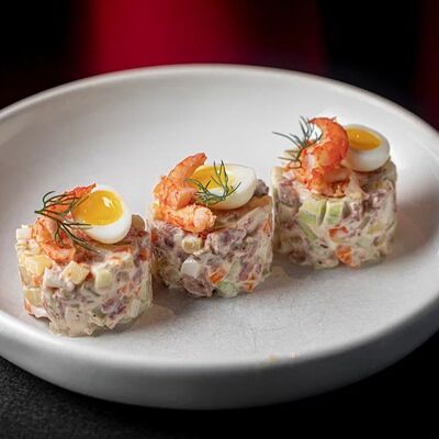 Оливье с говяжей грудинкой в Раковая на Петроградке по цене 1390 ₽