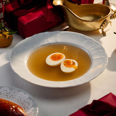 Консоме из утки с яйцом и домашний пирожок с рагу из томлёных утиных ножек в Hitch по цене 740 ₽