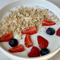 Греческий йогурт с ягодами, кешью и медом в Prana