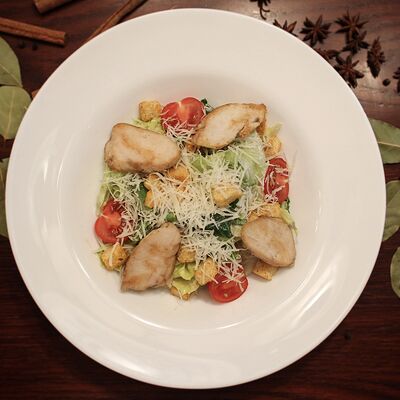 Салат Цезарь с курицей в Рембрандт по цене 580 ₽