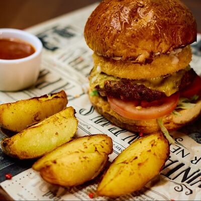 Бургер с моцареллой и сливочно-грибным соусом в BBQ Bar по цене 940 ₽