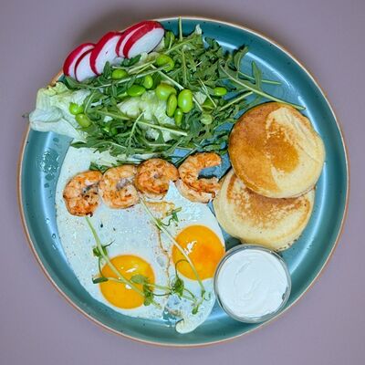 Сытный завтрак с креветками в The art cafe по цене 665 ₽